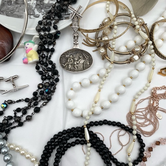 Vintage Junk Drawer Jewelry Lot & Miscellaneous Items - Picture 8 of 13